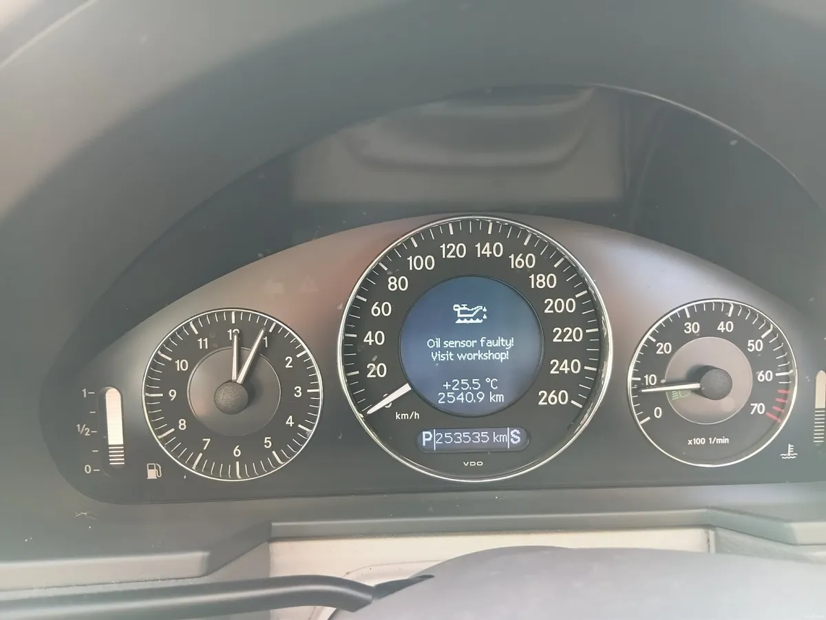 Mercedes benz E200 - Image 5