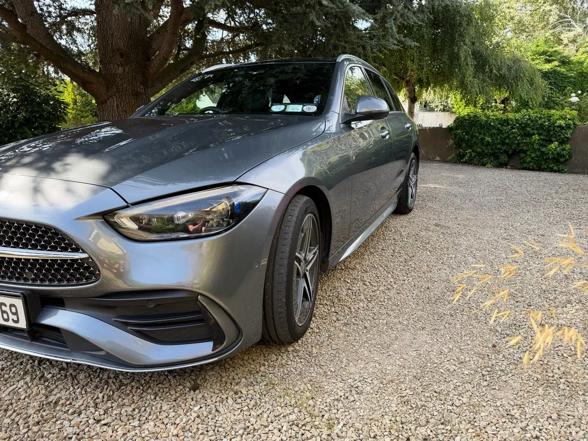 2023 Mercedes C200e AMG  Premium Plus Pan Roof - Image 4