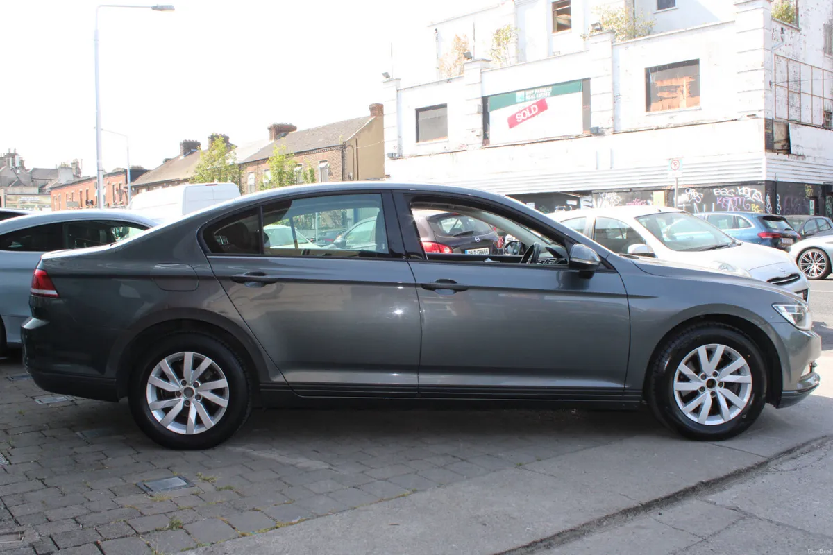 VW PASSAT 1.6 TDI  AUTOMATIC - IRISH NEW - NEW NCT - Image 5