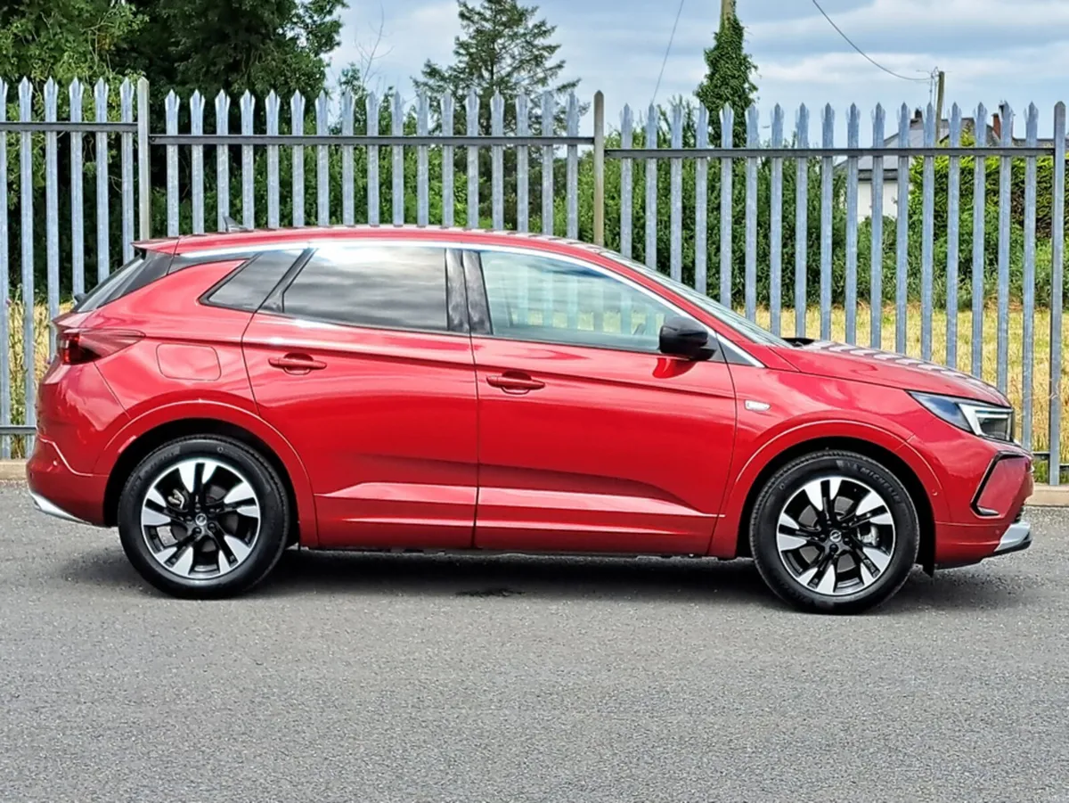 Opel Grandland ELEGANCE 1.6TURBO 225BHP PLUG-IN HY - Image 4