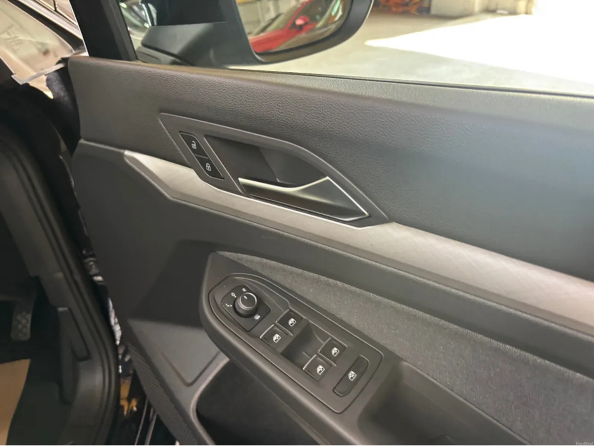 Volkswagen Golf LIFE 2.0 TDI 115HP 5DR With Satnav - Image 5