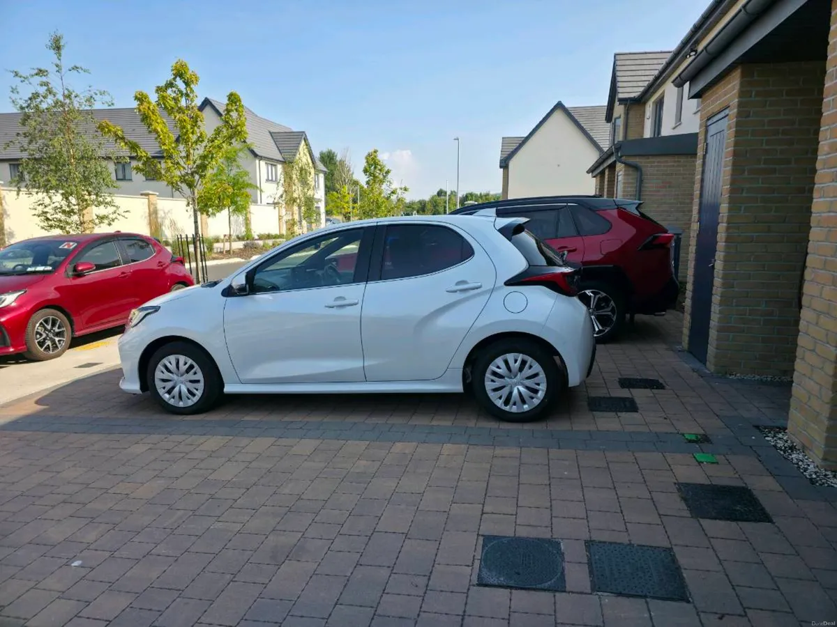 Toyota Yaris Hybrid Z, half leather seats, 360 cam - Image 3