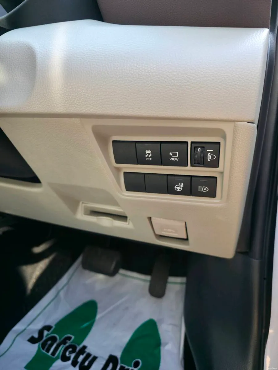 Toyota Yaris Hybrid Z, half leather seats - Image 2