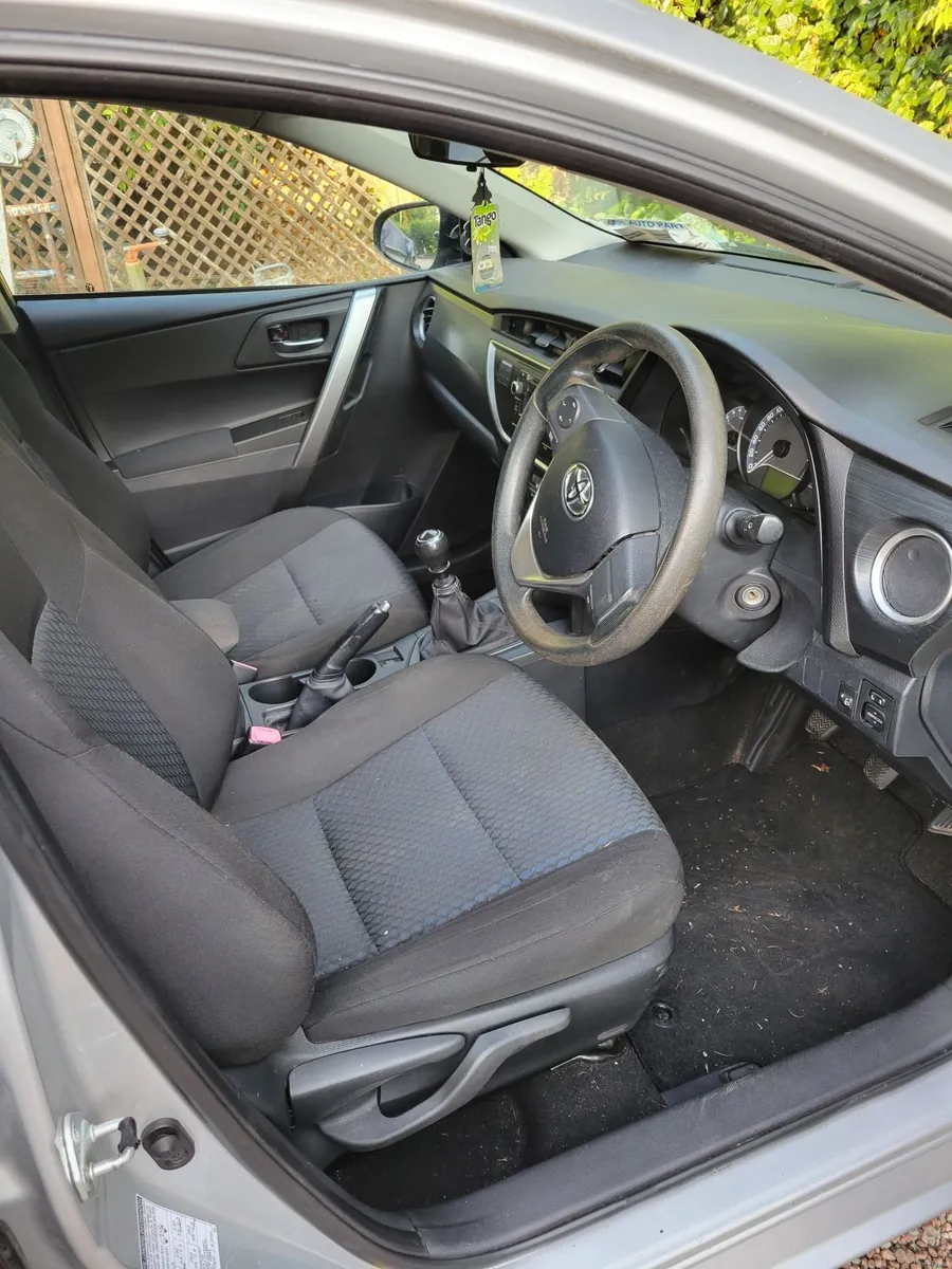 Toyota Auris 2013 - Image 2
