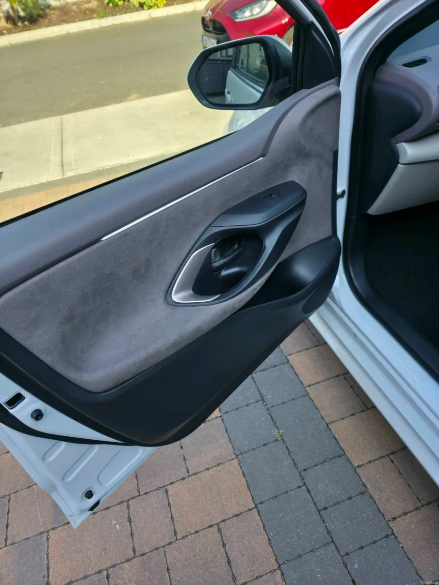 Toyota Yaris Hybrid Z, half leather seats - Image 3