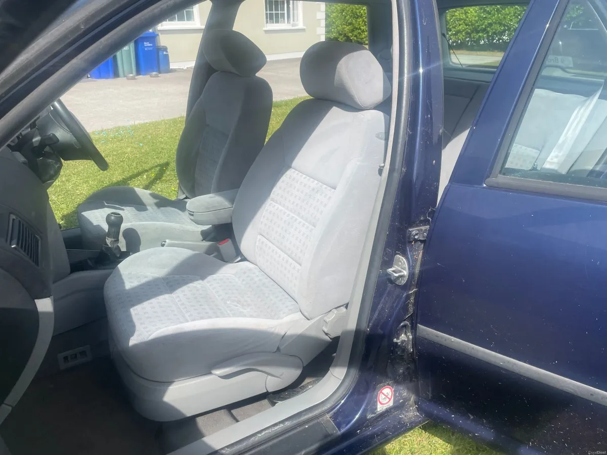 Volkswagen Golf 2001 - Image 4