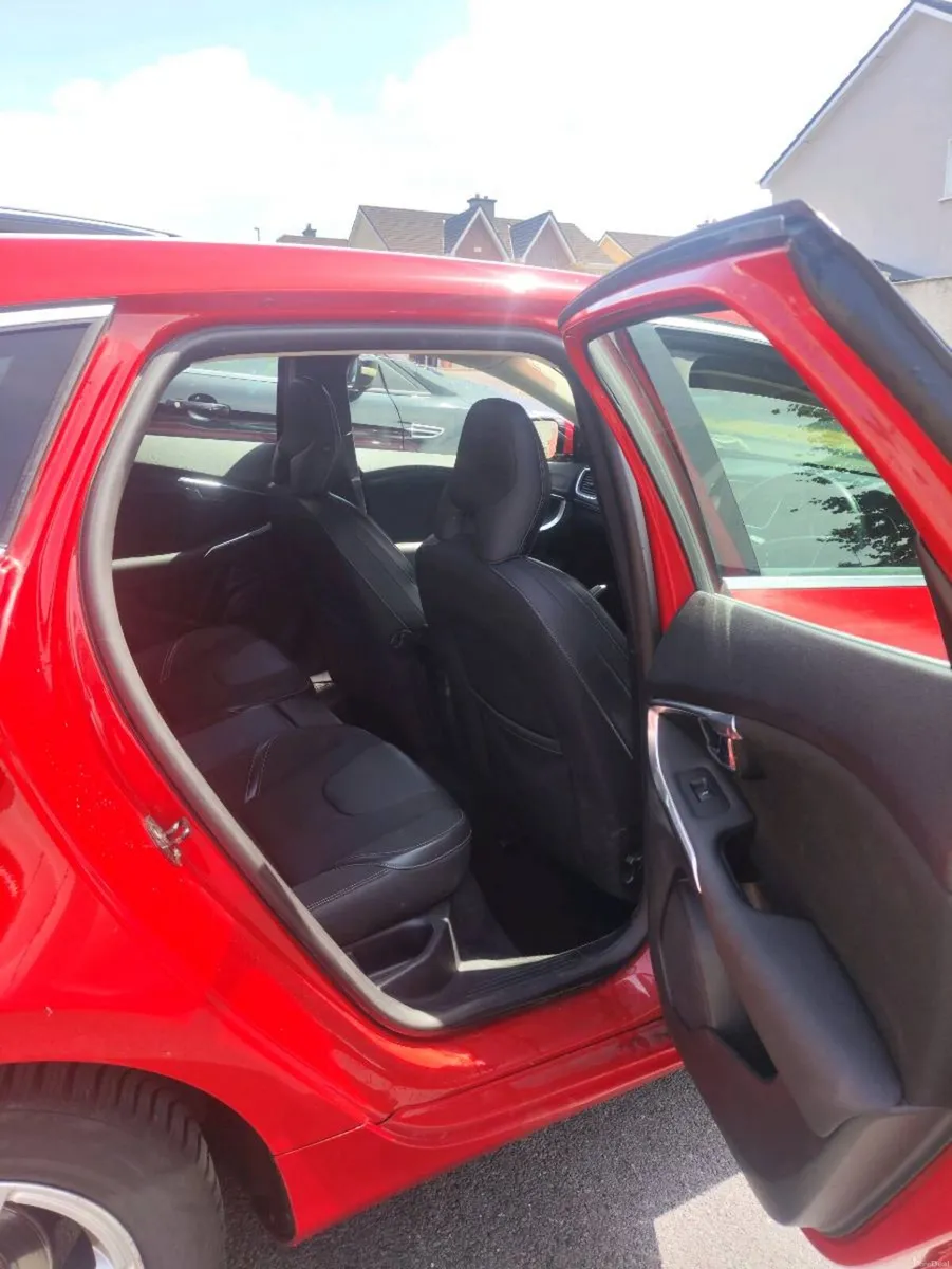 Volvo V40 - Image 5