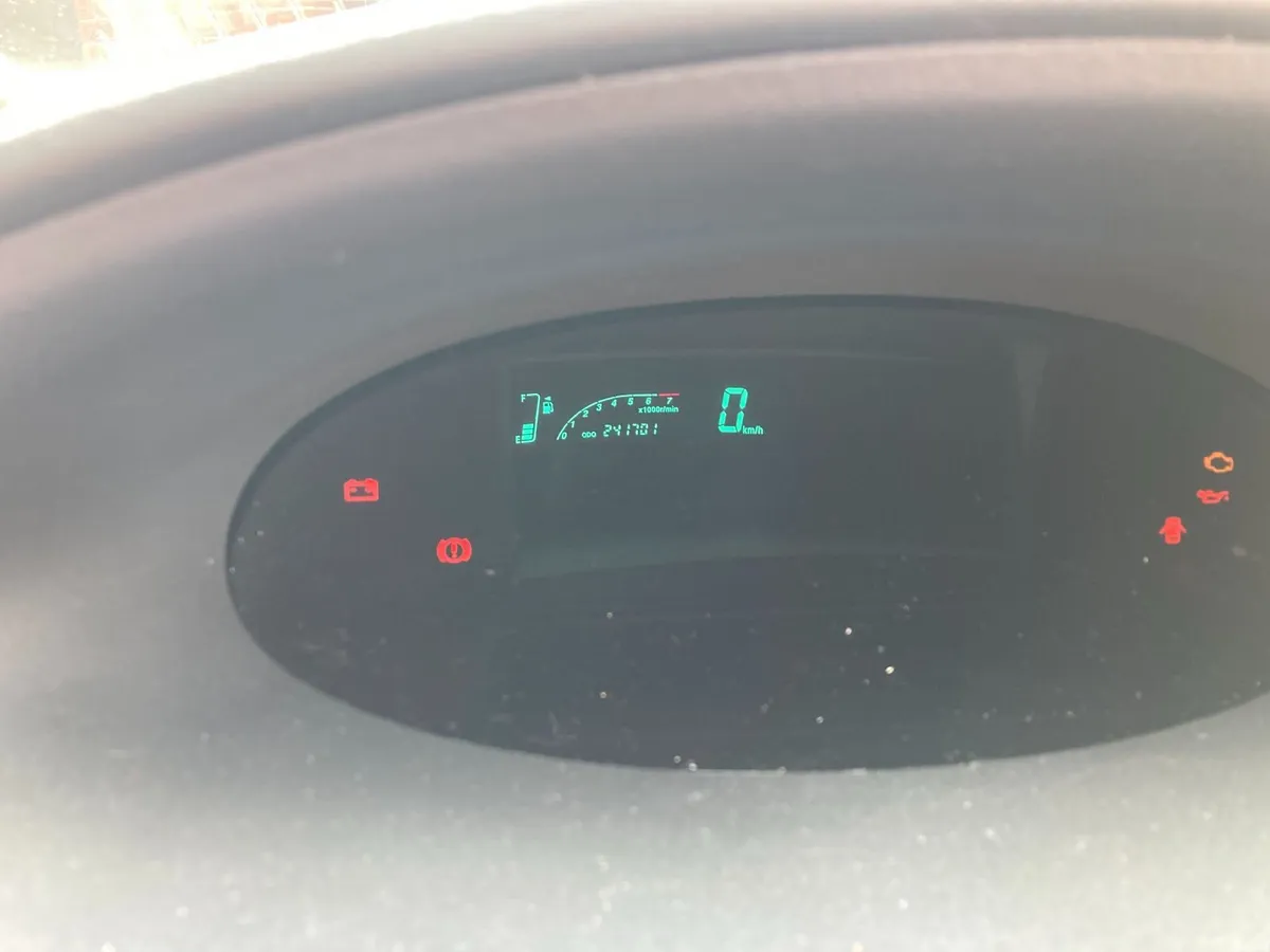 Toyota Yaris 2005 - Image 2