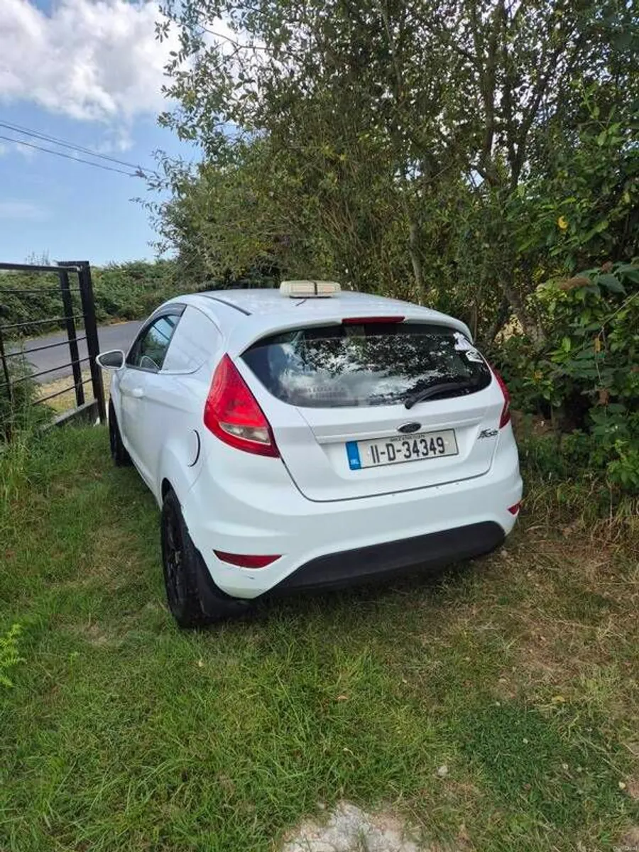 2011 Ford Fiesta - Image 2