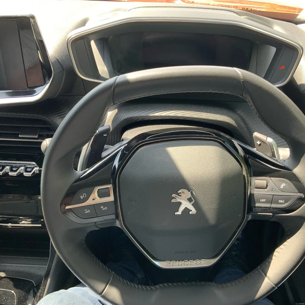 Peugeot 2008 1.2 Petrol automatic - Image 6