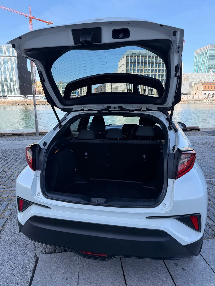 2022 Toyota C-HR Sport Bi-Tone Hybrid Auto - Image 4