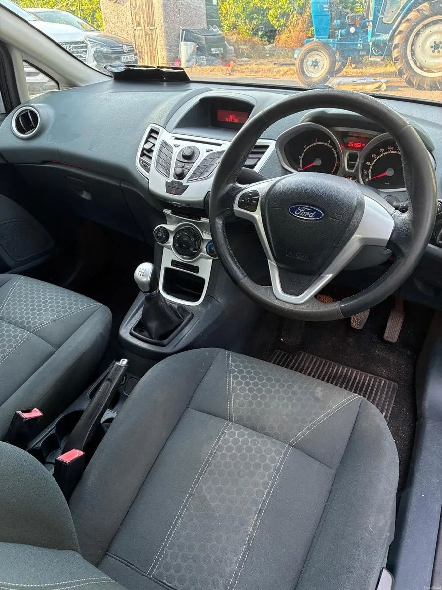 Ford Fiesta 2010 - Image 2