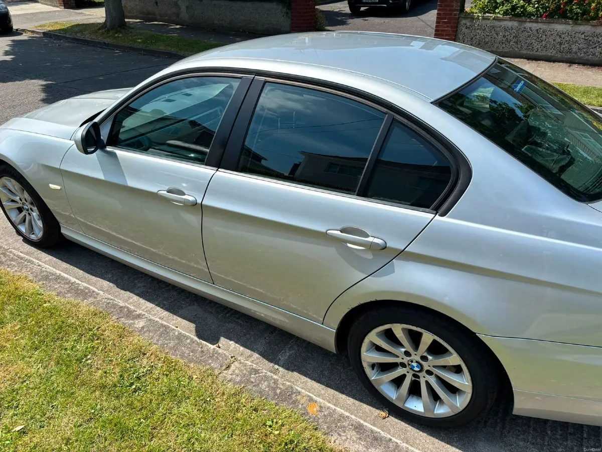 BMW 3-Series 2011 - Image 5