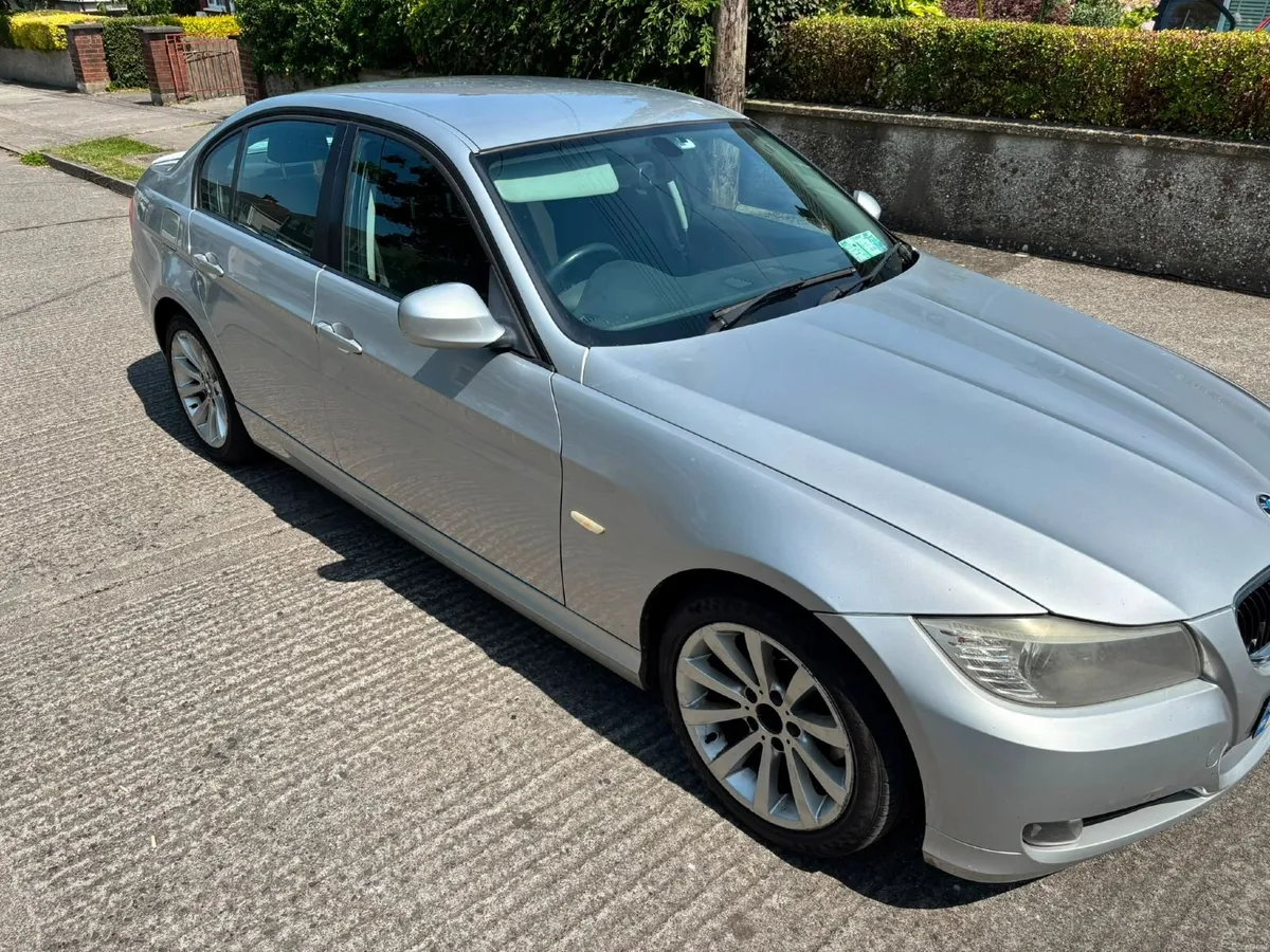 BMW 3-Series 2011 - Image 2