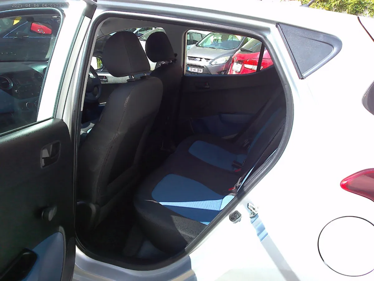 Hyundai i10 CLASSIC 4DR - Image 3