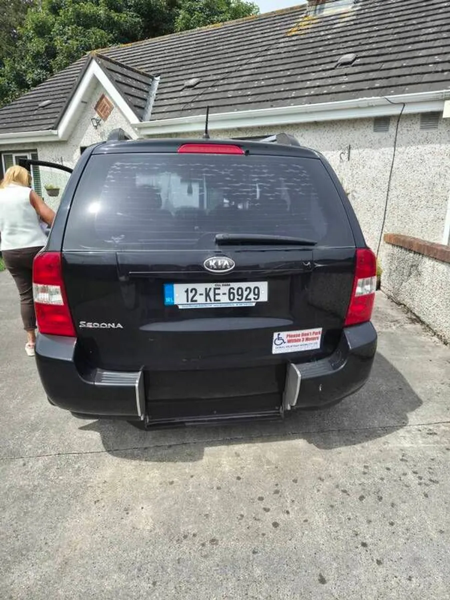 2012 Kia Sedona - Image 2