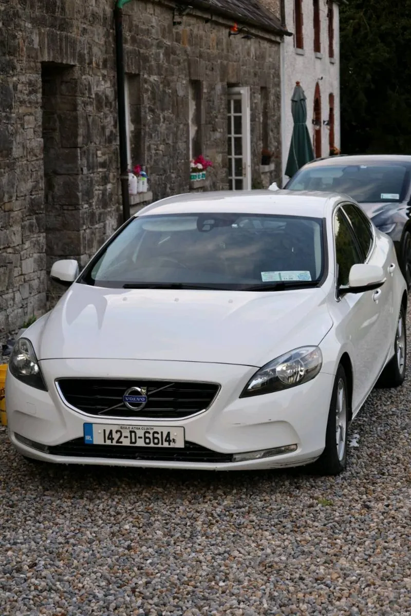 142 Volvo V40 1.6 D2 Diesel–Leather Trim - Image 1