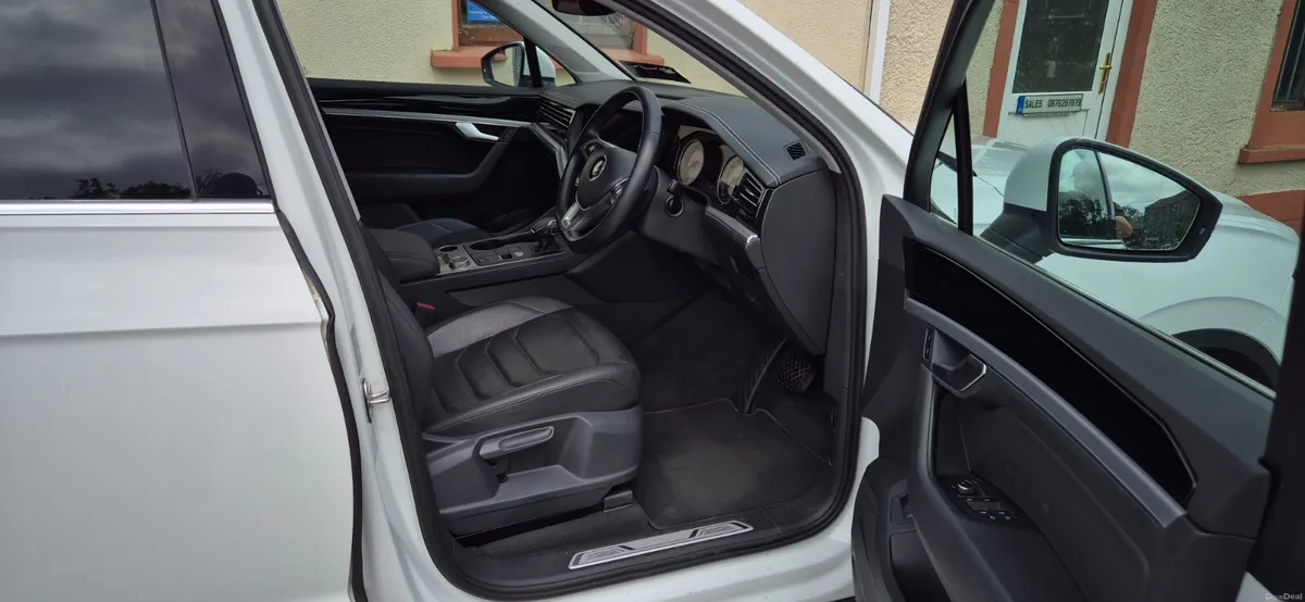 Volkswagen Touareg 2019 Passenger - Image 5