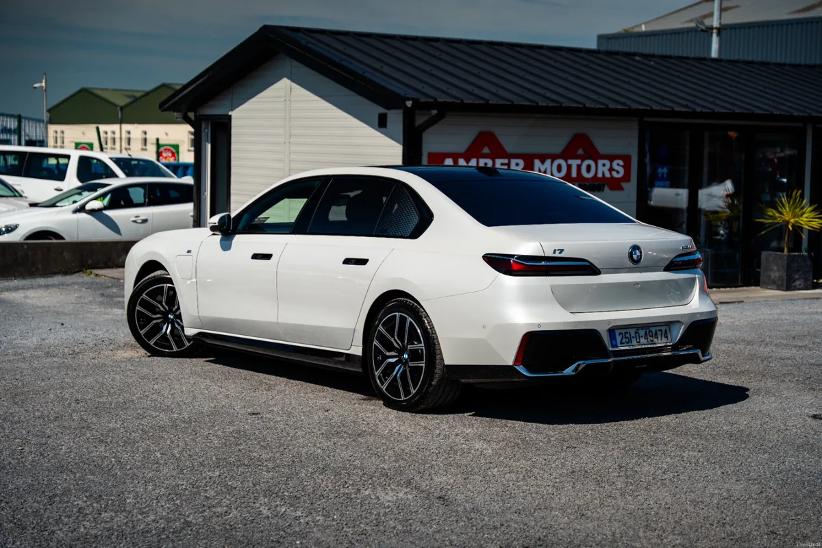 2025 - BMW  i7 - Image 2