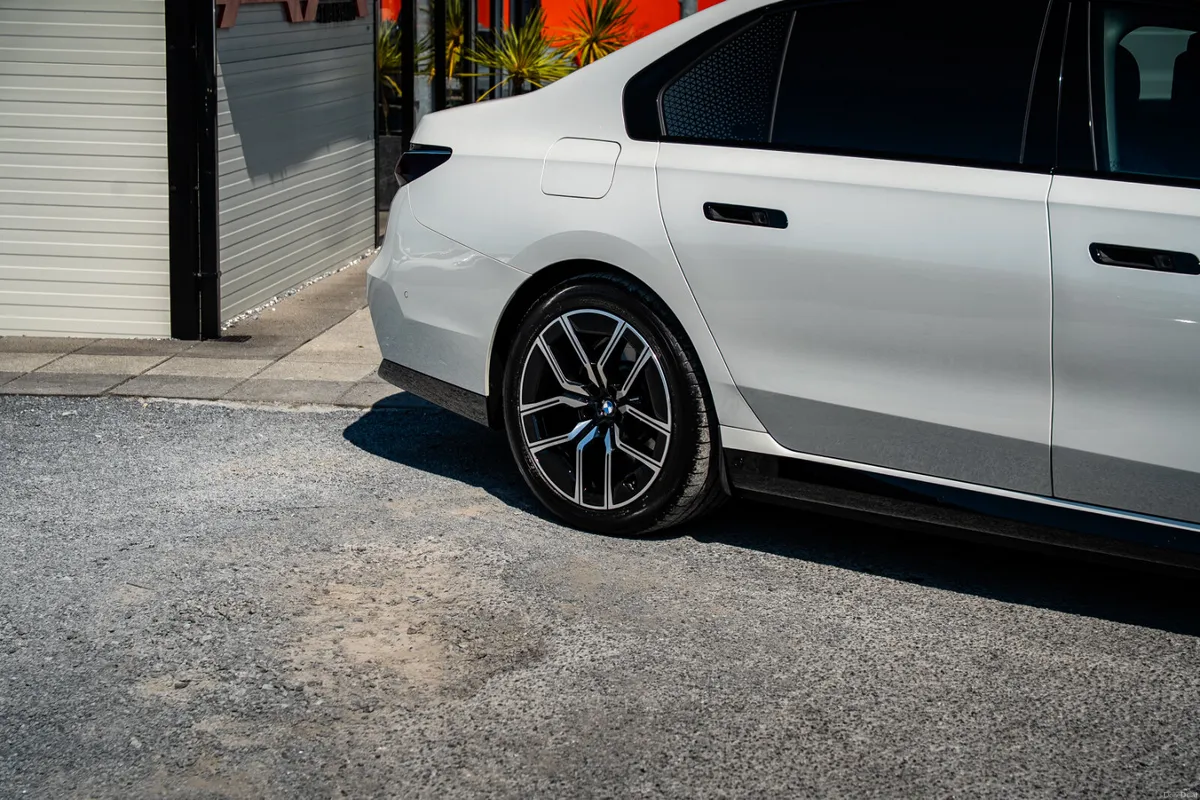 2025 - BMW  i7 - Image 6