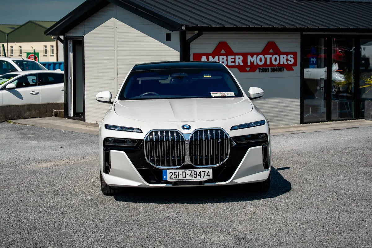 2025 - BMW  i7 - Image 3
