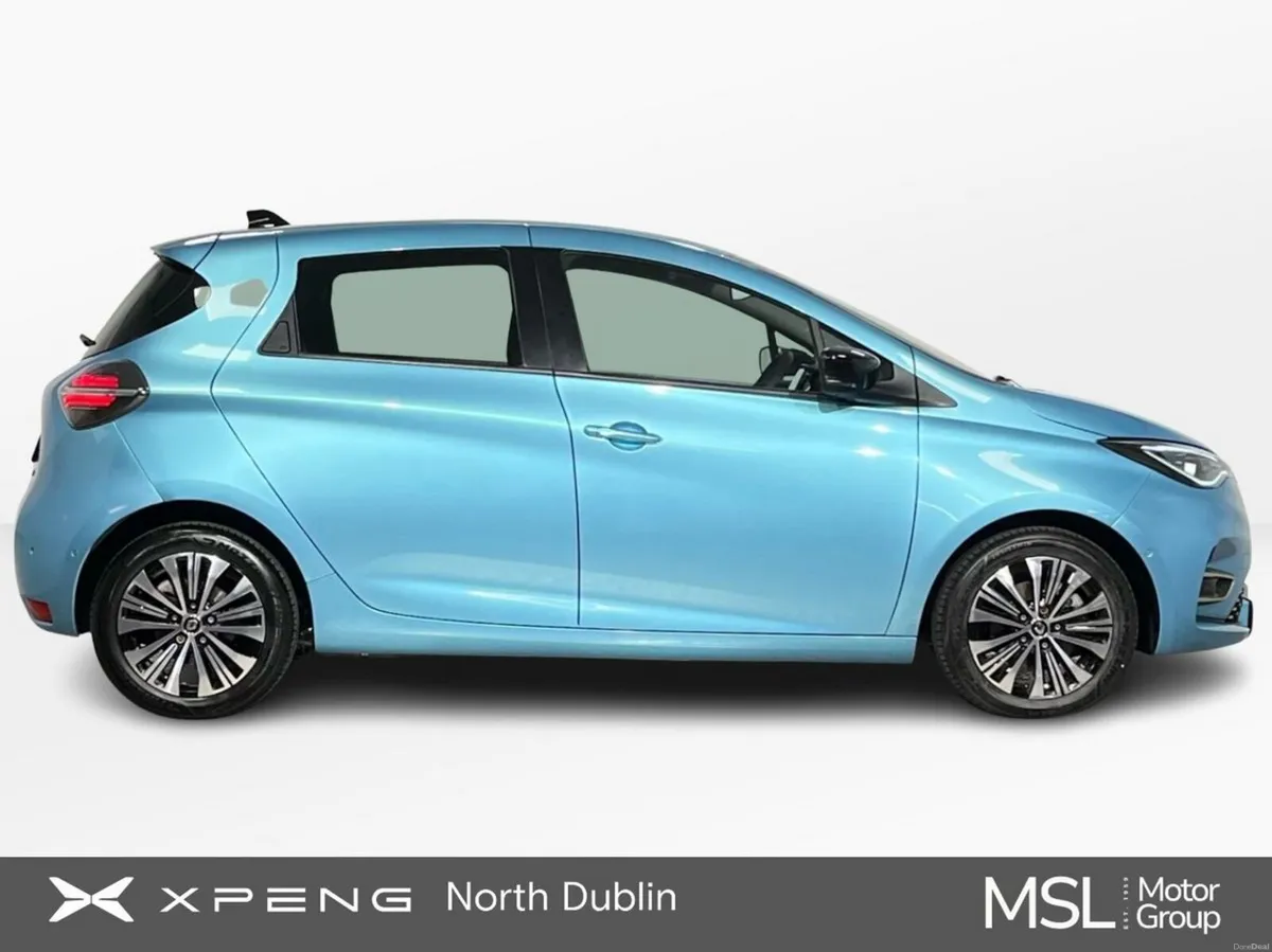 Renault Zoe Techno Boost Charge 50kWh - Reversing - Image 5