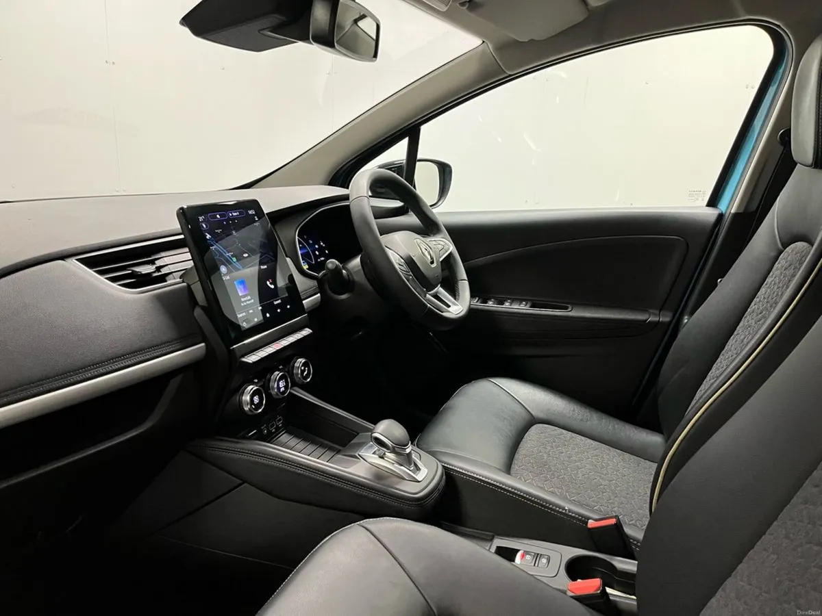 Renault Zoe Techno Boost Charge 50kWh - Reversing - Image 6