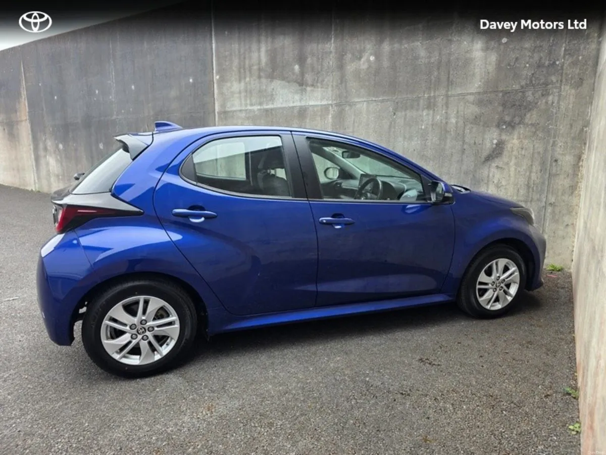 Toyota Yaris 1.5 HYBRID LUNA 4DR - Image 3