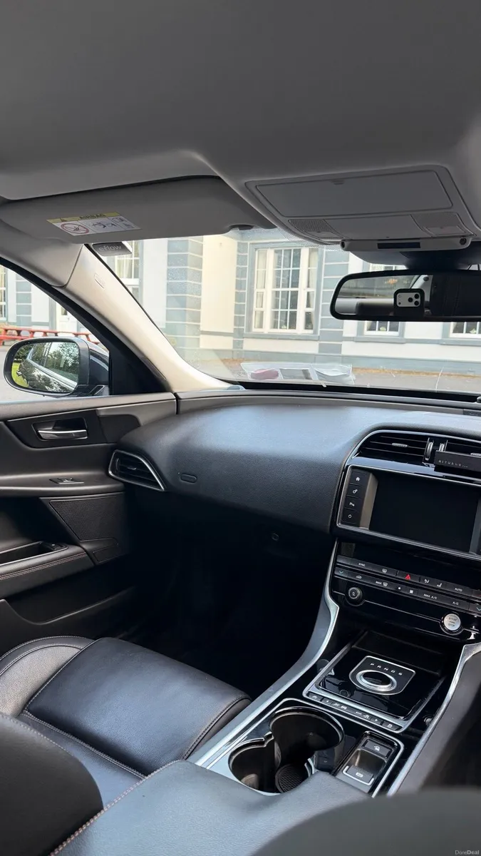 Jaguar XE 2016 - Image 4