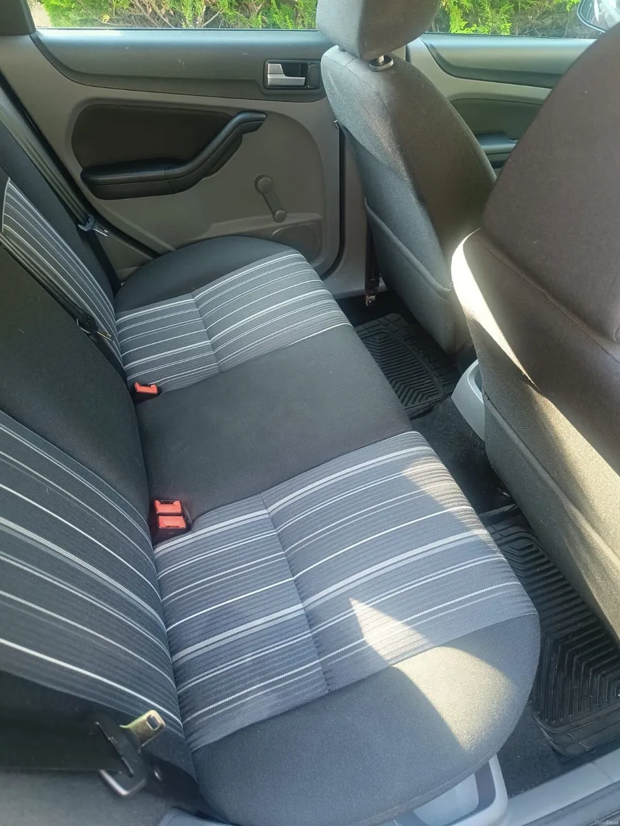 Ford Focus 2010 - Image 2