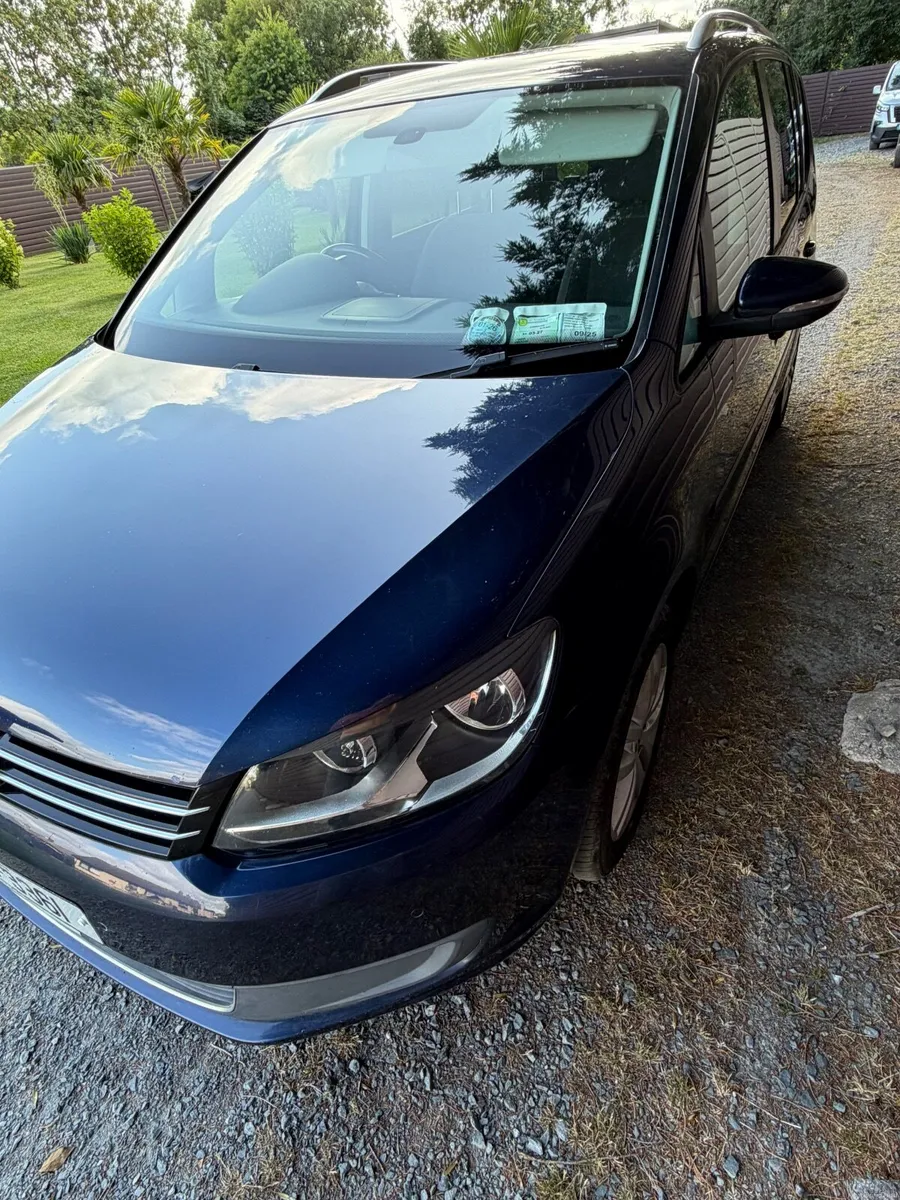 Volkswagen Touran 2011 - Image 2