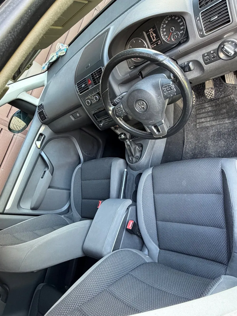 Volkswagen Touran 2011 - Image 4