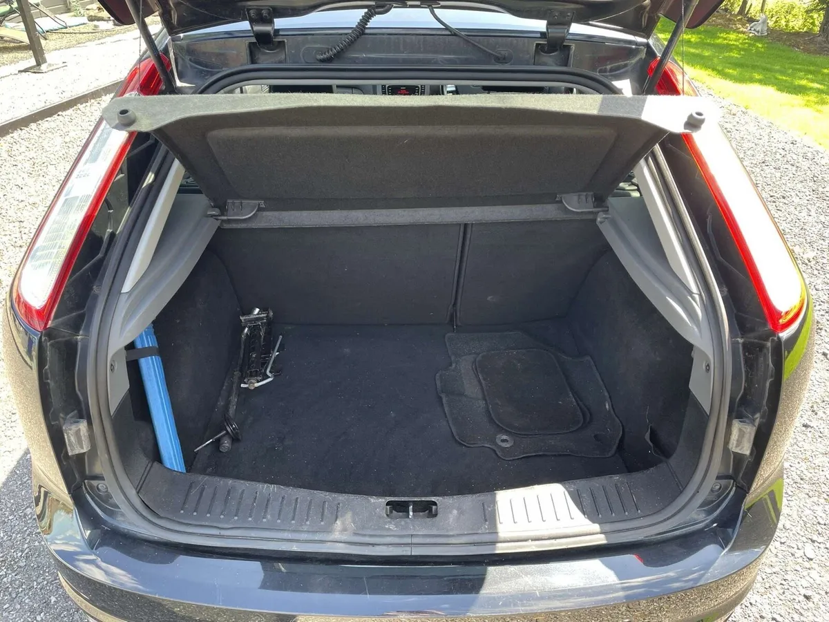 2010 Ford Focus Titanium - Image 4