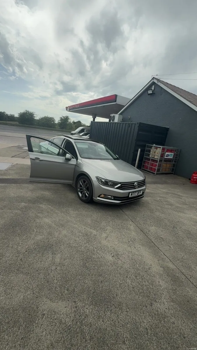 2017 2.0L Volkswagen Passat - Image 2