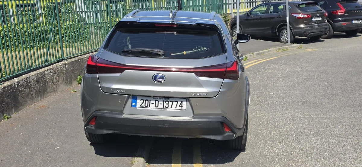 2021 LEXUS UX 2.0 hybrid. - Image 3