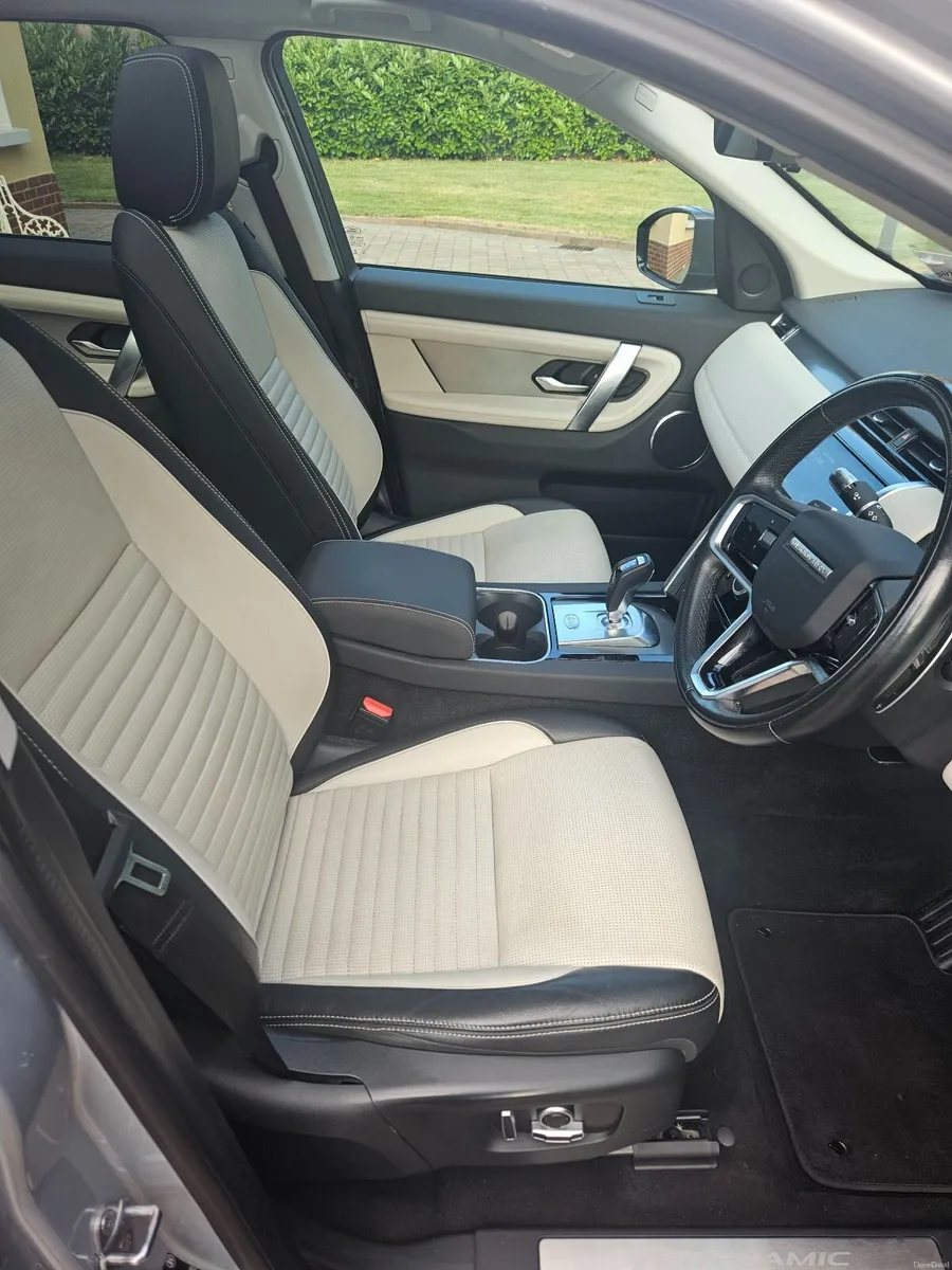 Land Rover Discovery Sport 2022 - Image 2