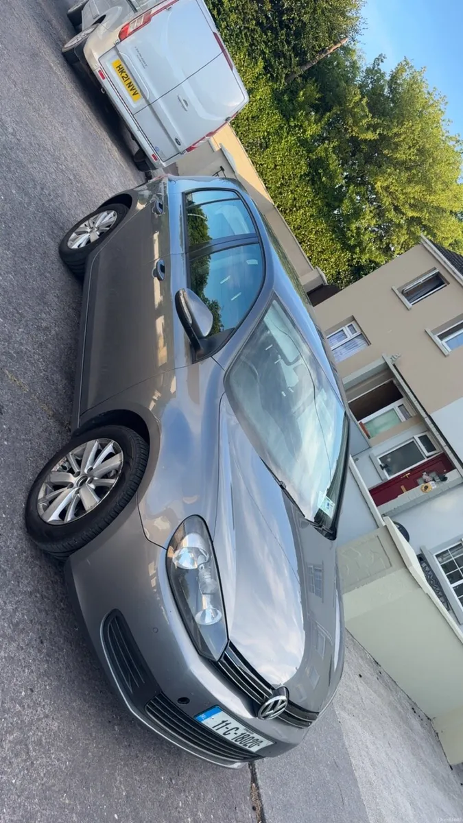 2011 Volkswagen Golf - Image 2