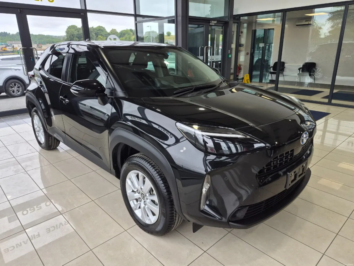 Toyota Yaris Cross E Hybrid 4X4 - Image 2