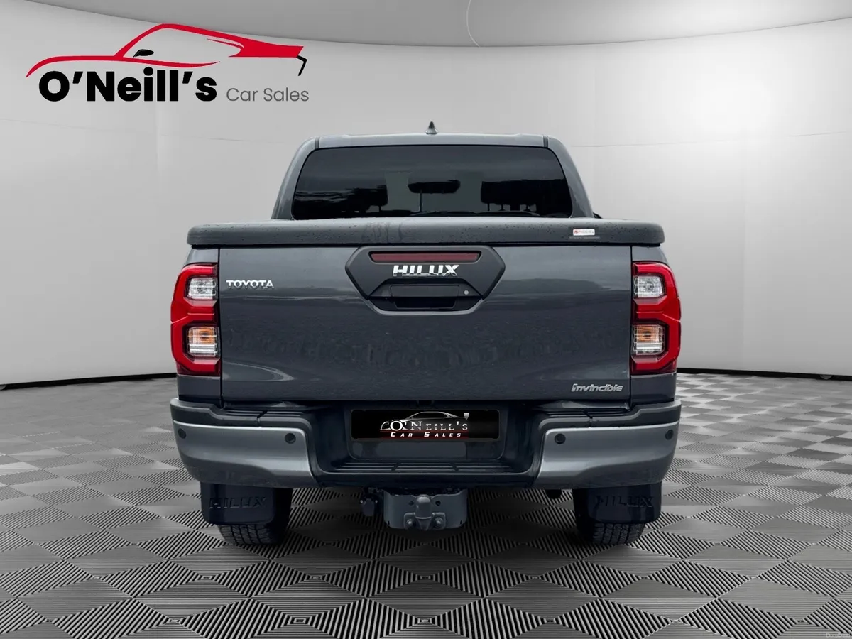 Toyota Hilux 2.8 MHEV INVINCIBLE 4DR Auto 252 #412 - Image 6