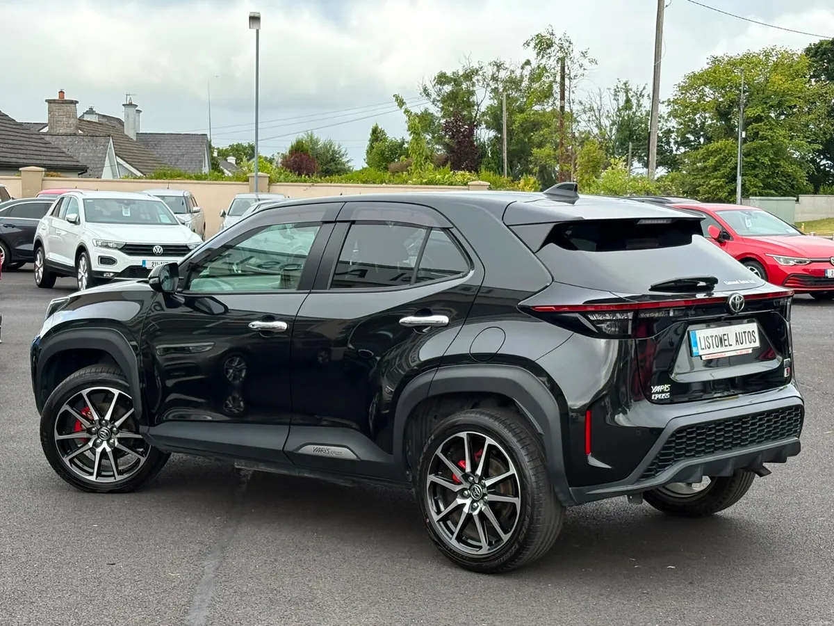 232 TOYOTA YARIS CROSS 1.5 HYBRID GR SPORT AUTO - Image 3