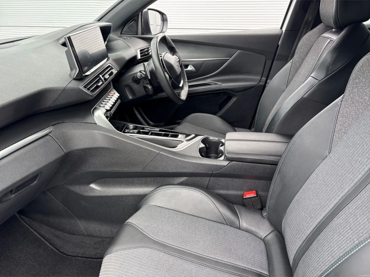 Peugeot 5008 1.2 Hybrid 136bhp E-DCS6 Allure - Image 4