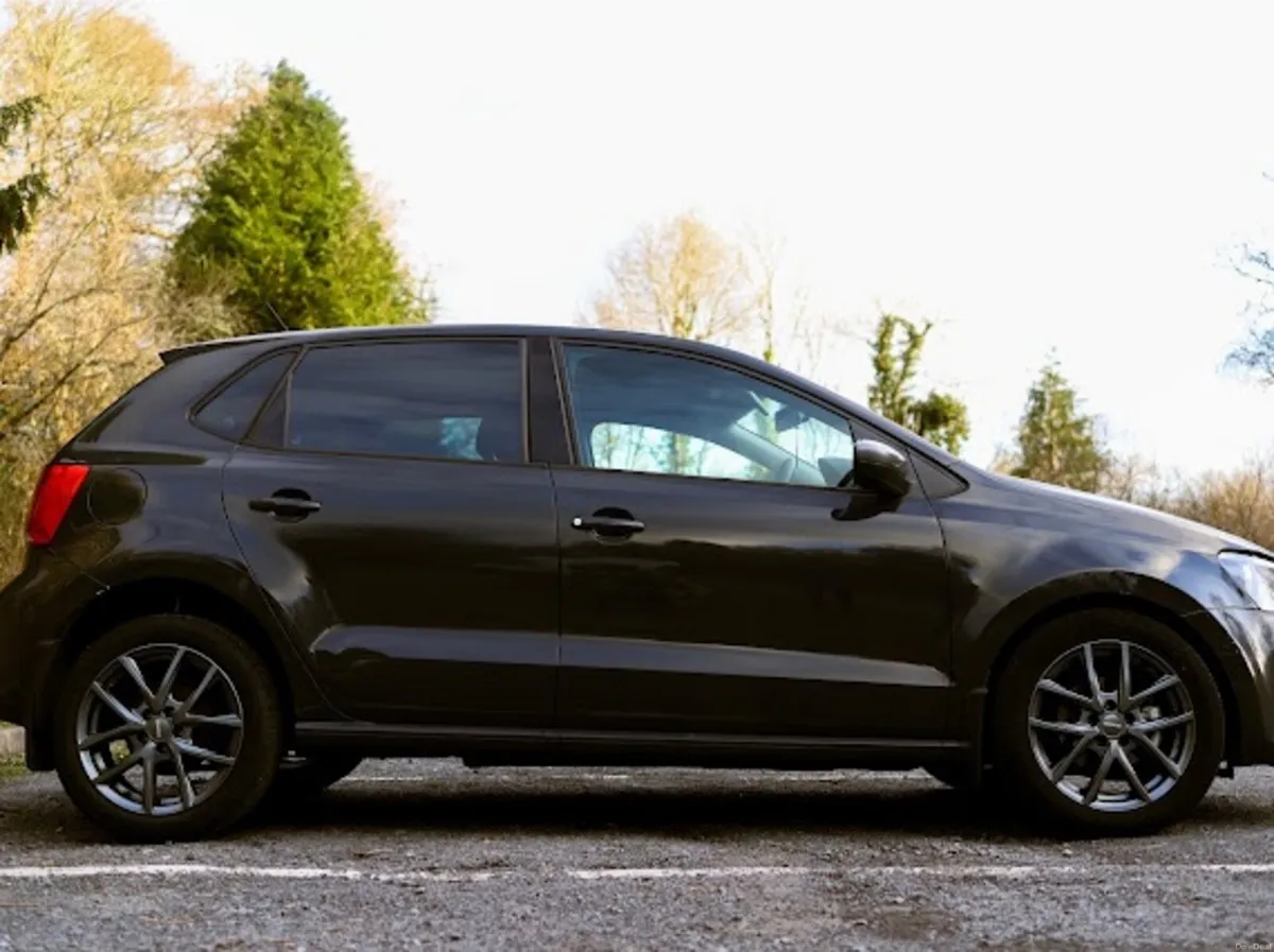 2015 Volkswagen Polo - Image 2