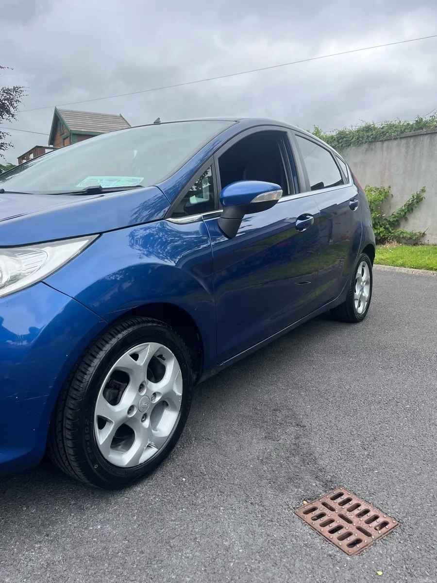 Ford Fiesta 2010 - Image 2