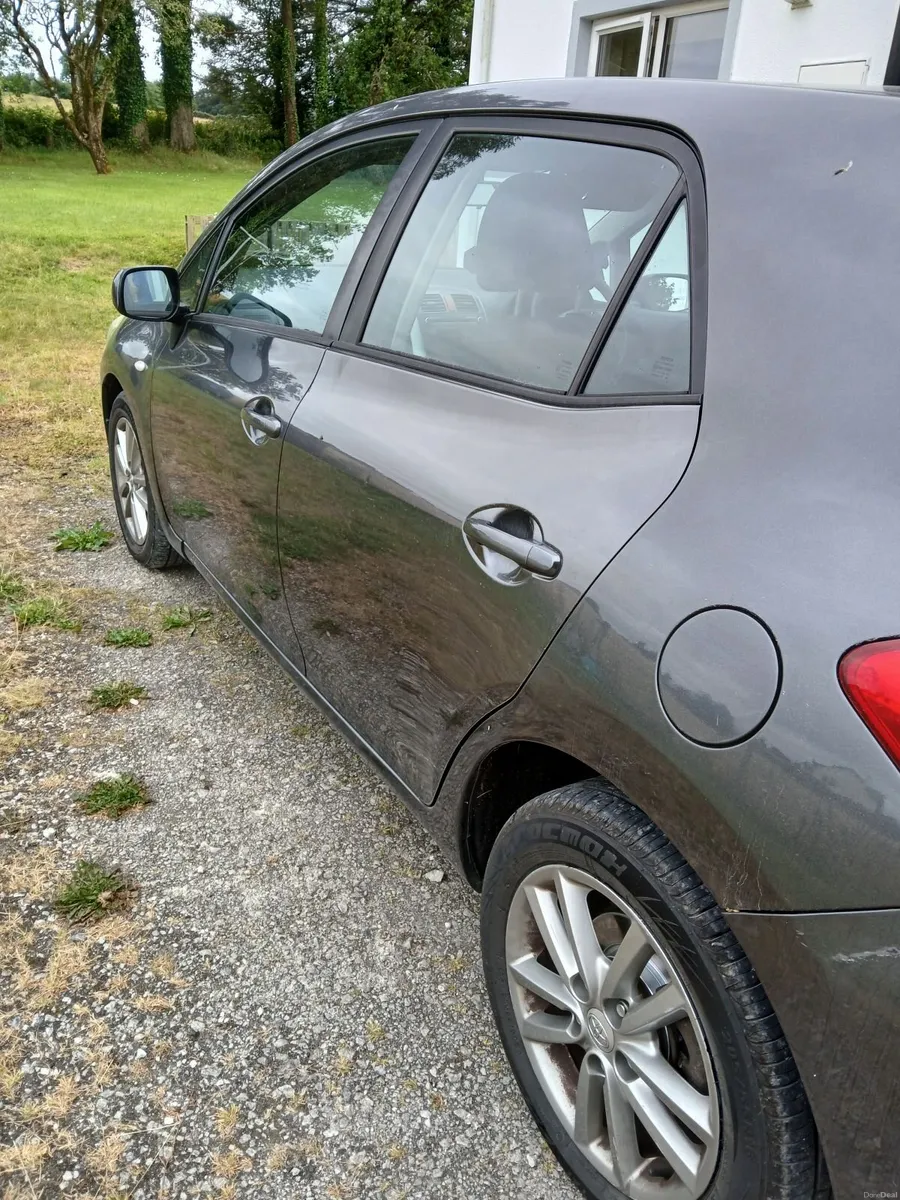 Toyota Auris 2010 - Image 2