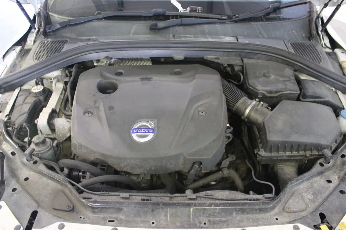 Volvo XC60 D4 (181hp) FWD R-Design - TENDER 25 - Image 4