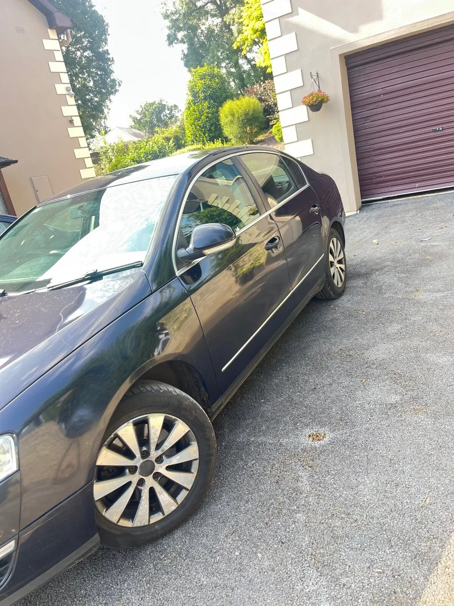 Volkswagen Passat 2010 - Image 2
