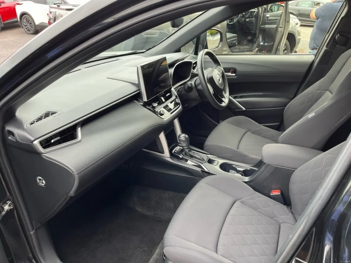 Toyota Corolla Cross HYBRID ELECTRIC SPORT - Image 6