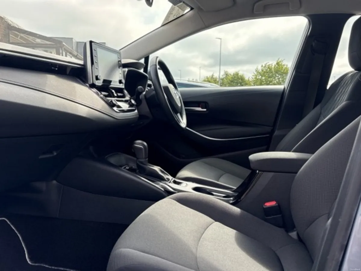 Toyota Corolla Saloon - Luna Edition - 1.8 Hybrid - Image 6