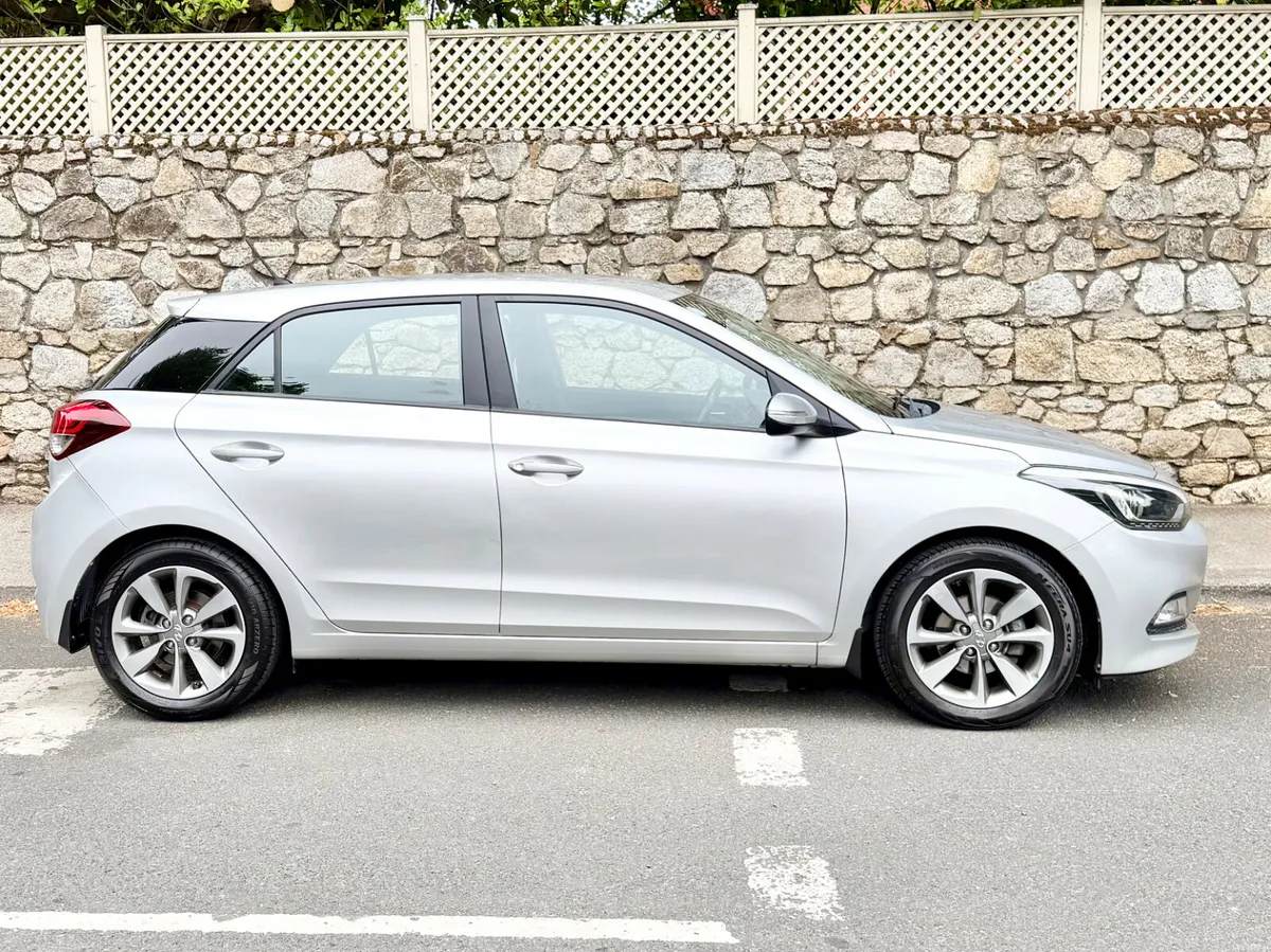 Hyundai i20 2015!! 1.2l DELUXE!! LOW MILES!! - Image 3