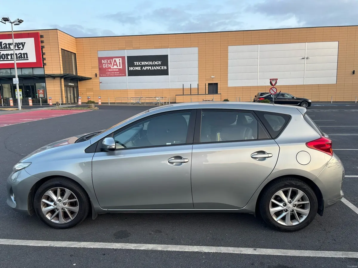 Toyota Auris 2014 | Wireless CarPlay | 6-speed | - Image 4